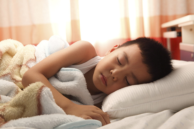 dạy trẻ ngủ và dậy sớm
