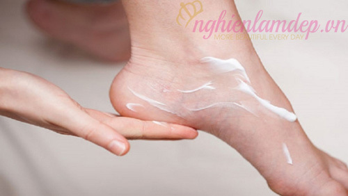Dưỡng ẩm da chân rất cần thiết cho việc chăm sóc da chân