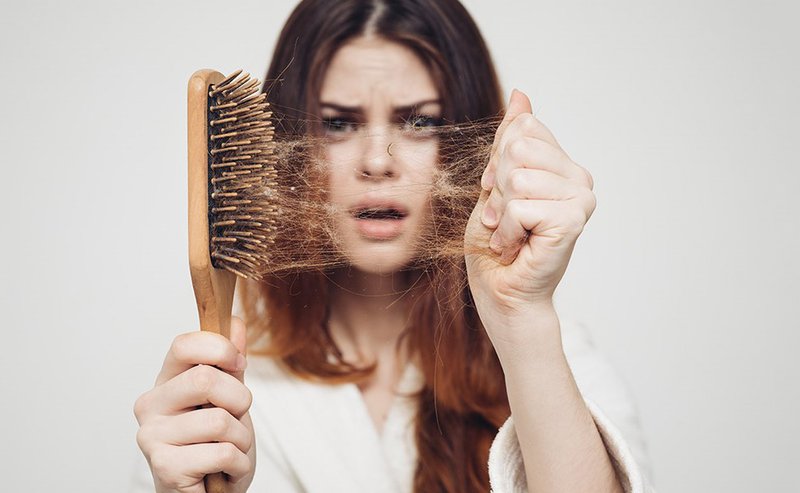 chải tóc nhiều