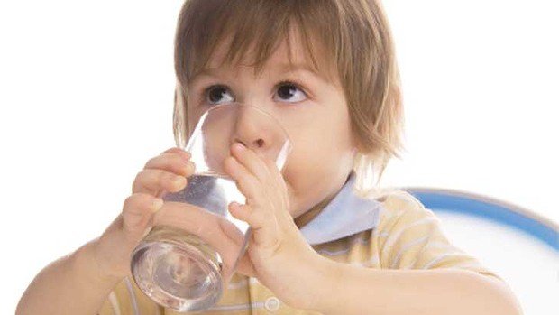 thói quen cho trẻ uống nhiều nước