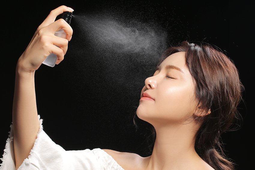Dùng kem dưỡng ẩm, xịt khoáng