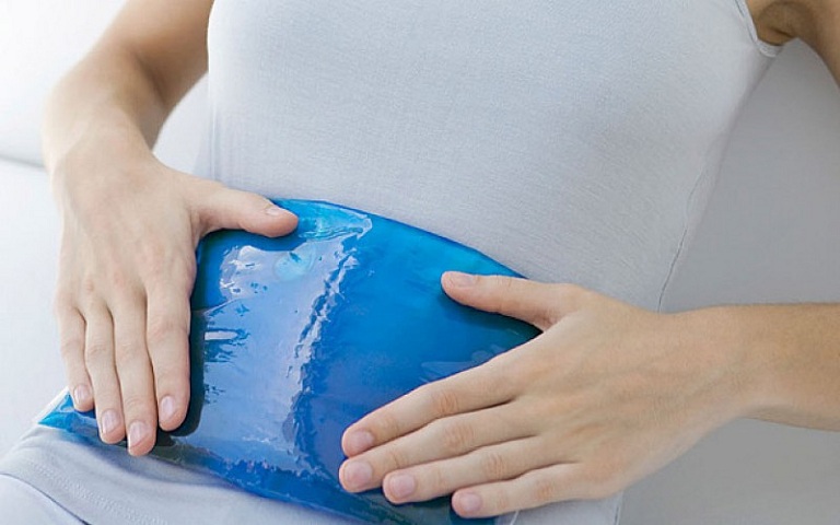 Dùng nước ấm chườm vào vùng bụng dưới