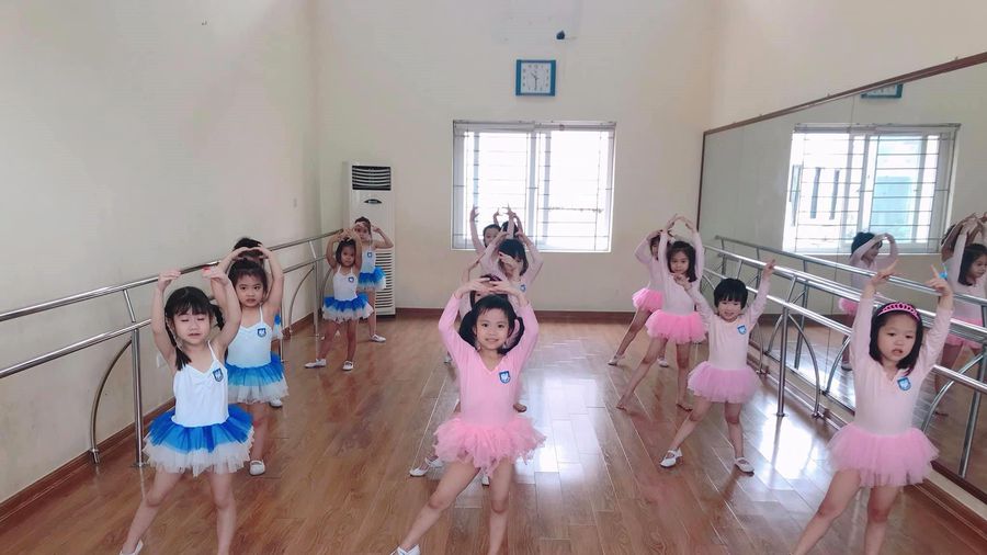 Tập múa ba lê từ khi còn nhỏ
