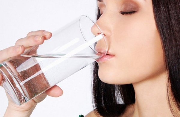 Uống nhiều nước lọc và nên hạn chế các chất có cồn hoặc chất kích thích
