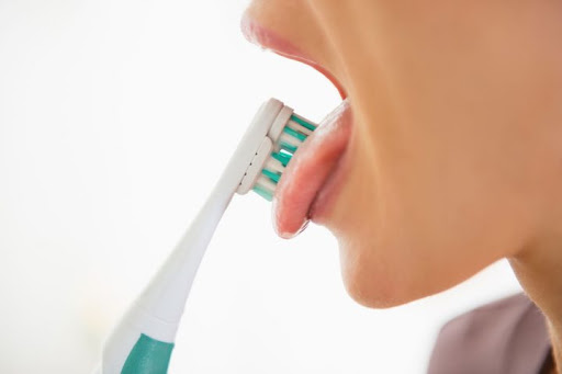 Vệ sinh lưỡi bằng bàn chải đánh răng