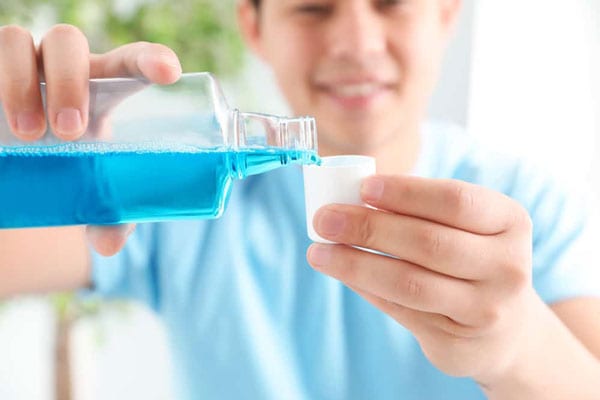 Vệ sinh lưỡi bằng nước súc miệng