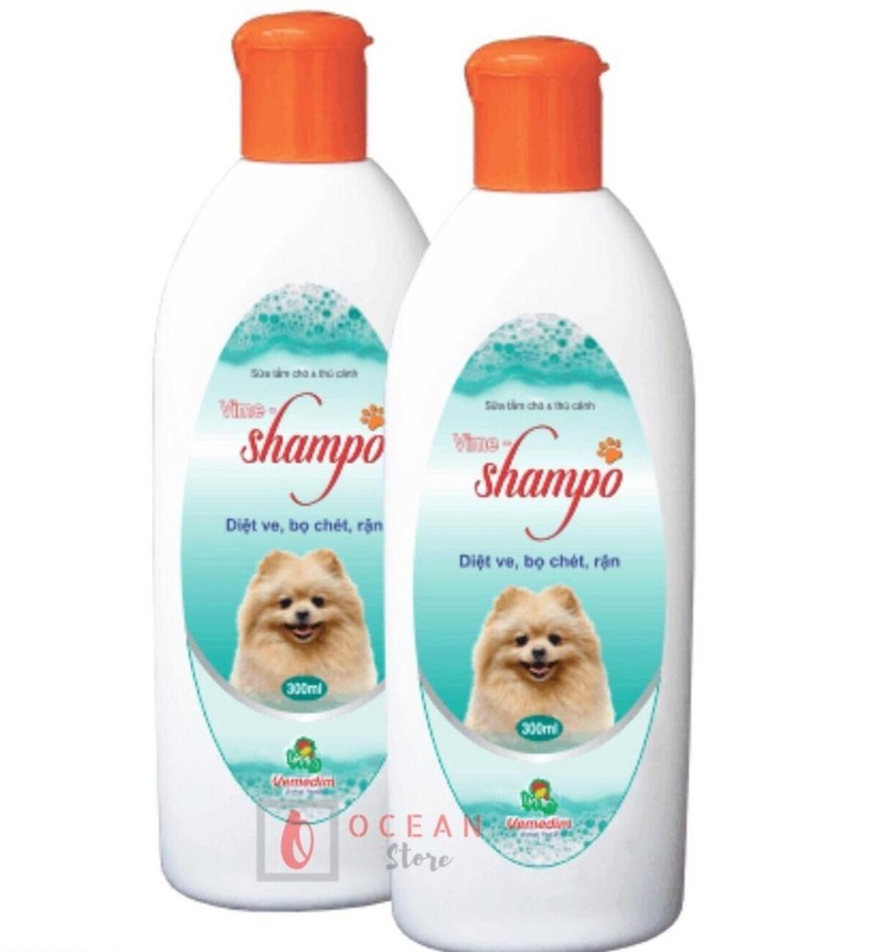 Tắm cho thú cưng bằng dầu tắm trị bọ chét và ve.